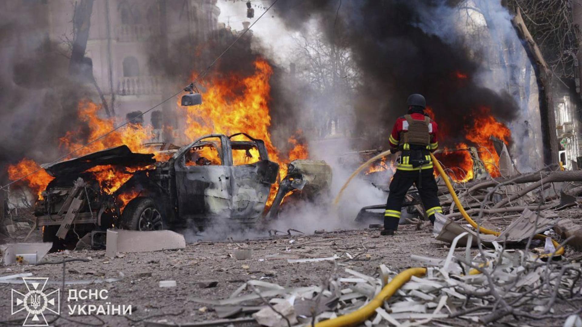 Руски ракети удариха украинския североизточен град Суми докато хора се