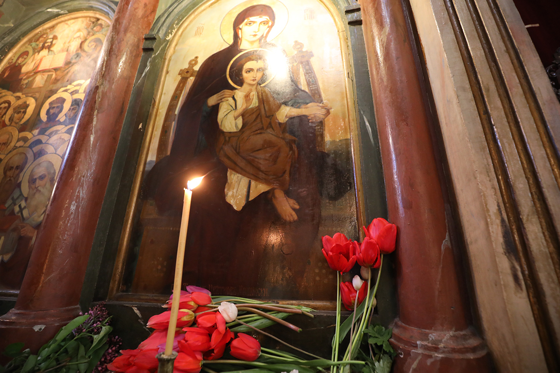 <p>Майката на кумицата подрежда трапезата за посрещане на лазарките.</p>