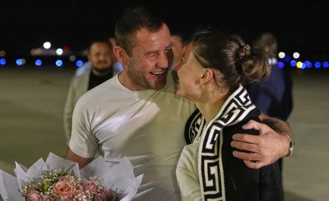 Танцуваща от радост: Американската балерина се срещна с любимия ѝ след 15 месеца в руски затвор