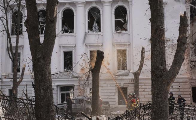 Руска масирана атака срещу Киев, пламнал е пожар в жилищен блок