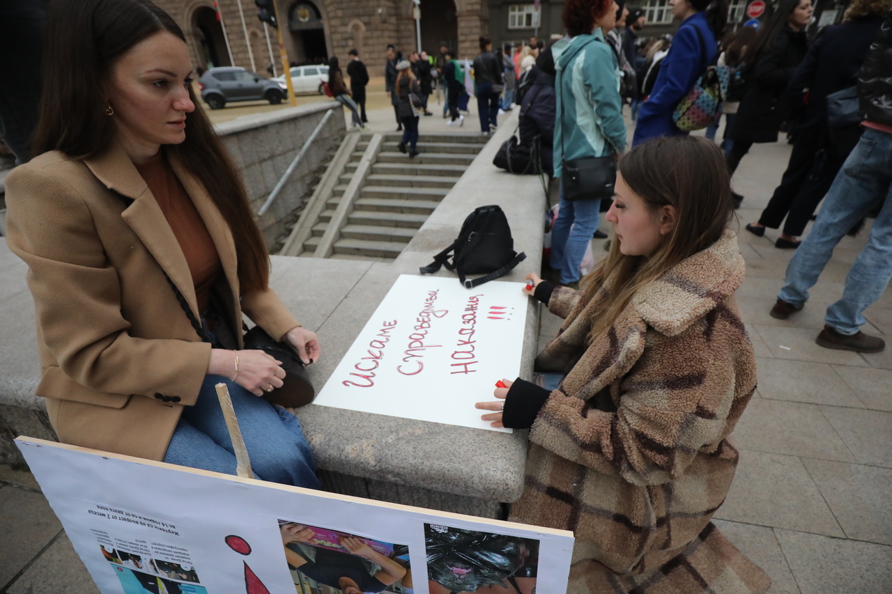 <p>Протест срещу насилието над животни събра десетки души пред сградата на Народното събрание.</p>