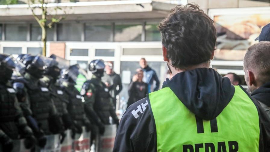 Сръбското МВР задържа 37 души след сблъсъци пред парламента в Белград