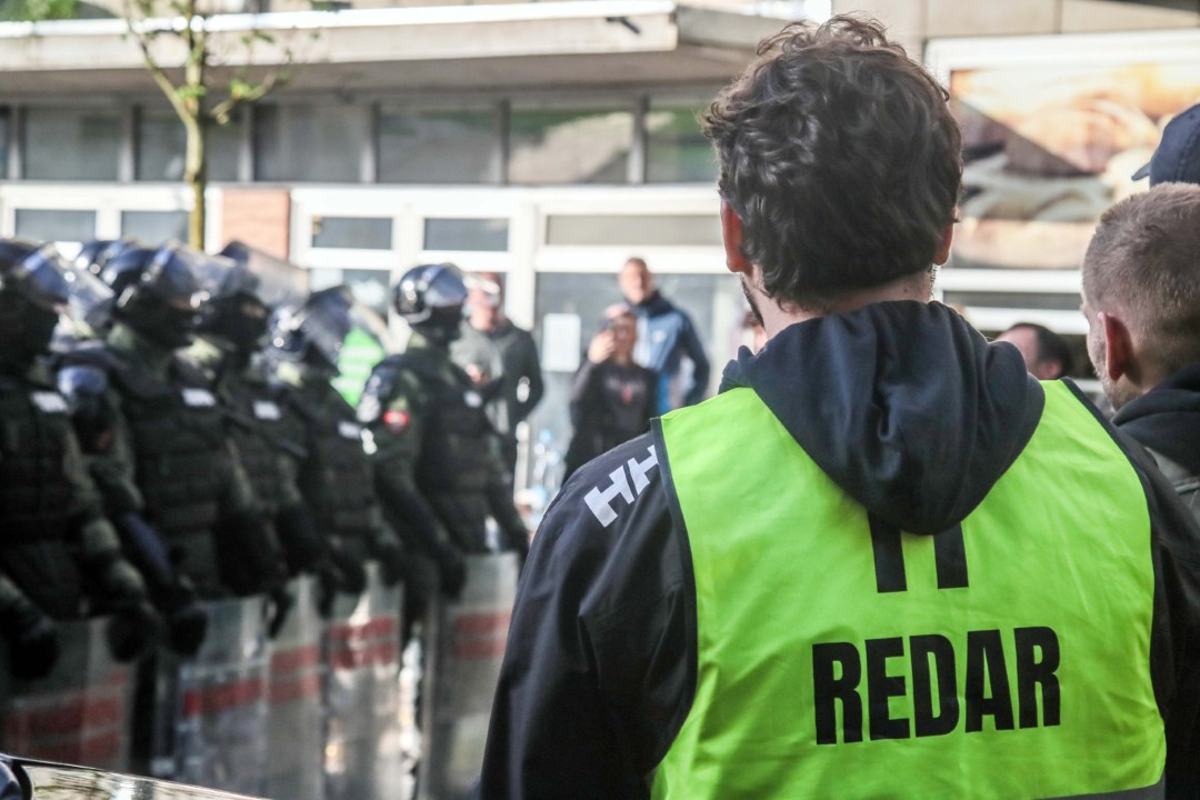 Сръбското МВР задържа 37 души след сблъсъци пред парламента в Белград