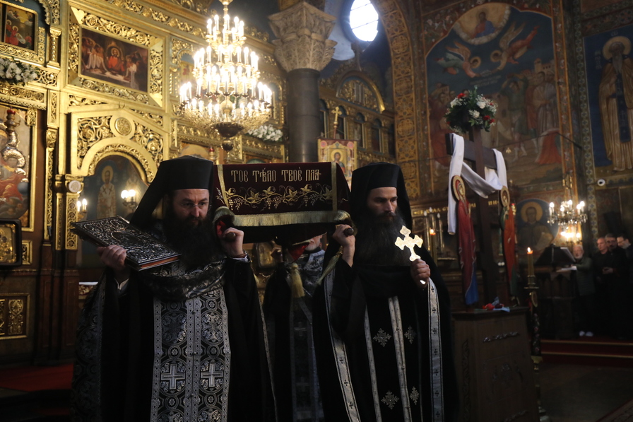<p>На Велики петък: Богослужения за най-скръбния ден за християните в митрополитския храм &quot;Св. Неделя&quot;</p>