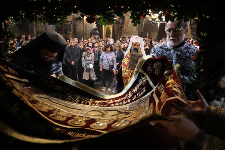 <p>На Велики петък: Богослужения за най-скръбния ден за християните в митрополитския храм &quot;Св. Неделя&quot;</p>