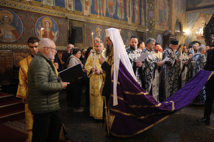 <p>На Велики петък: Богослужения за най-скръбния ден за християните в митрополитския храм &quot;Св. Неделя&quot;</p>