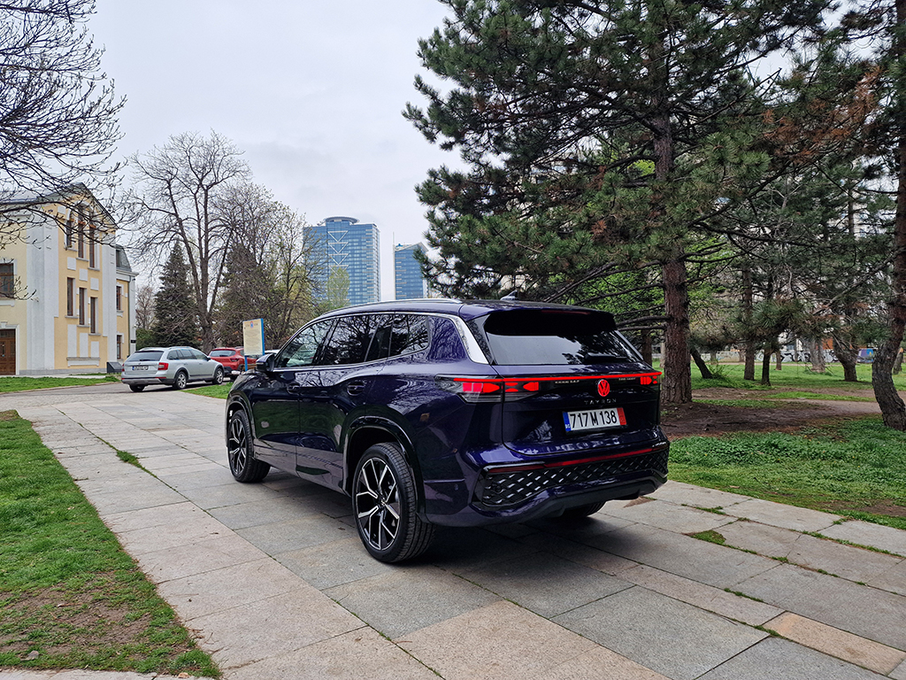Когато си пристрастен към SUV, но нямаш 7-местен модел в гамата си това е проблем. Него Volkswagen решава с Tayron, който предлага опция за две допълнителни места и възможност за ползване на данъчен кредит у нас