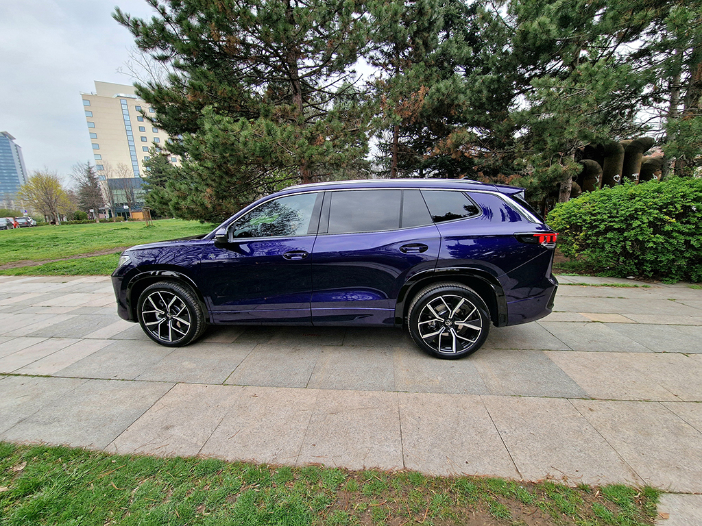 Когато си пристрастен към SUV, но нямаш 7-местен модел в гамата си това е проблем. Него Volkswagen решава с Tayron, който предлага опция за две допълнителни места и възможност за ползване на данъчен кредит у нас
