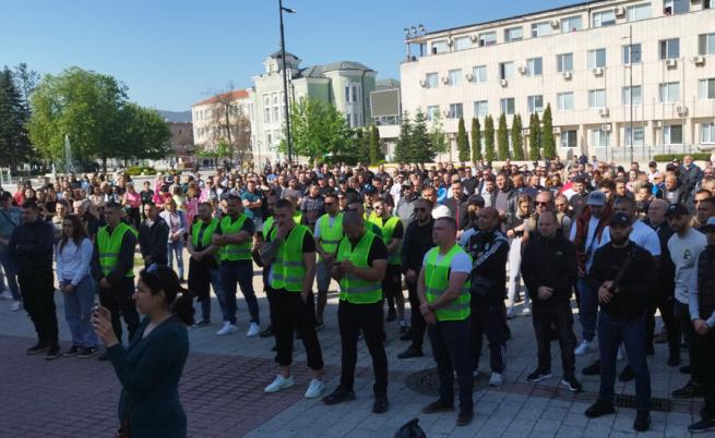 „Справедливост за Денислав!“: Търговище се вдигна на протест след зверското нападение с нож
