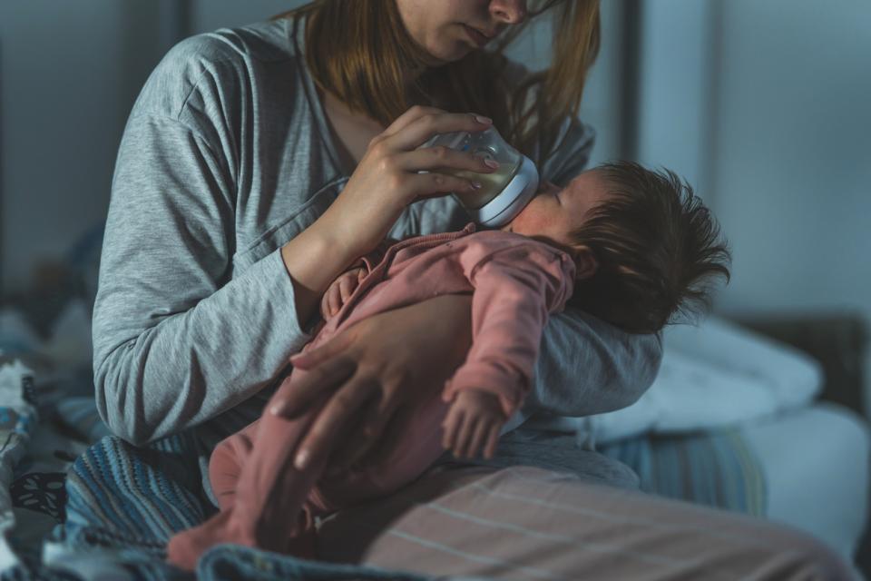 Нощно хранене на бебето с адаптирано мляко