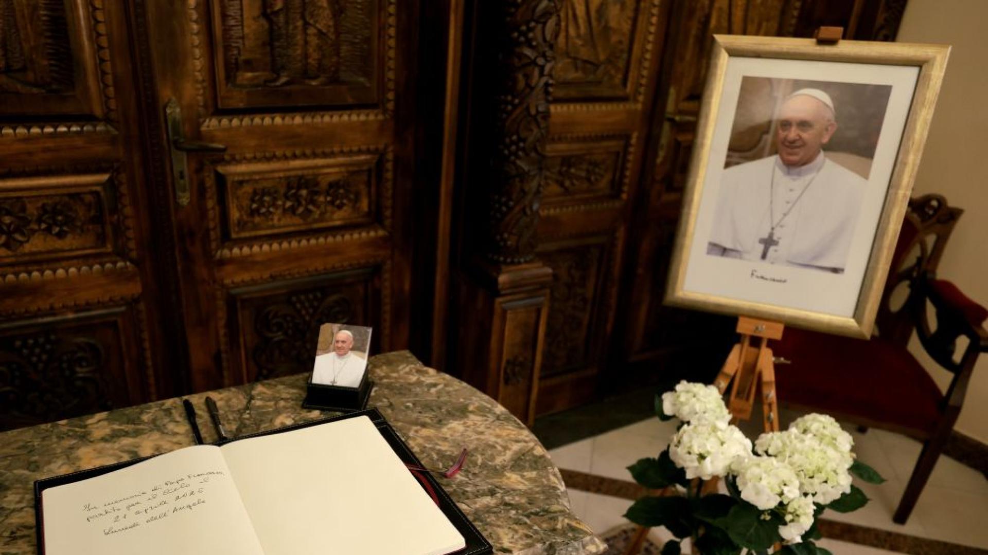 Тази събота светът ще се сбогува с починалия в началото