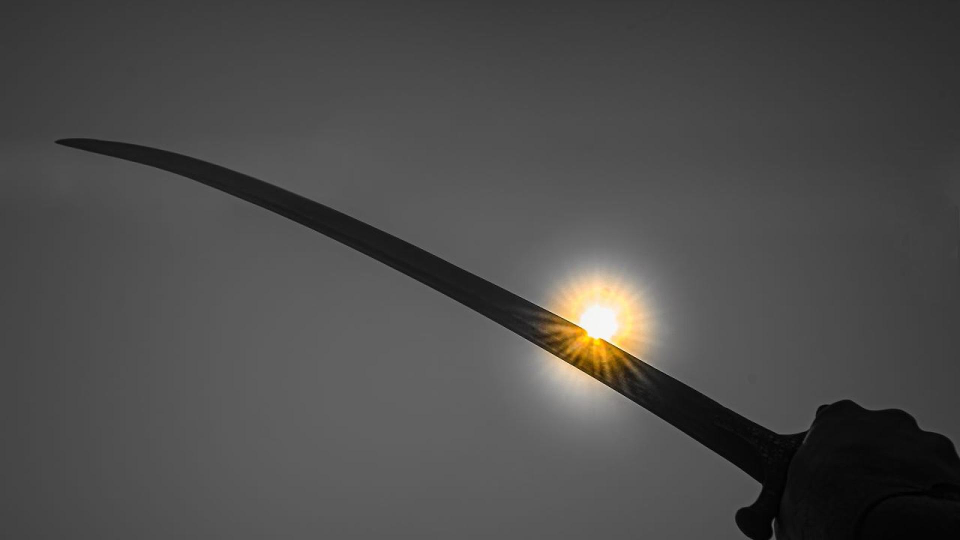 Транссексуална жена е била нападната с меч и пребита в