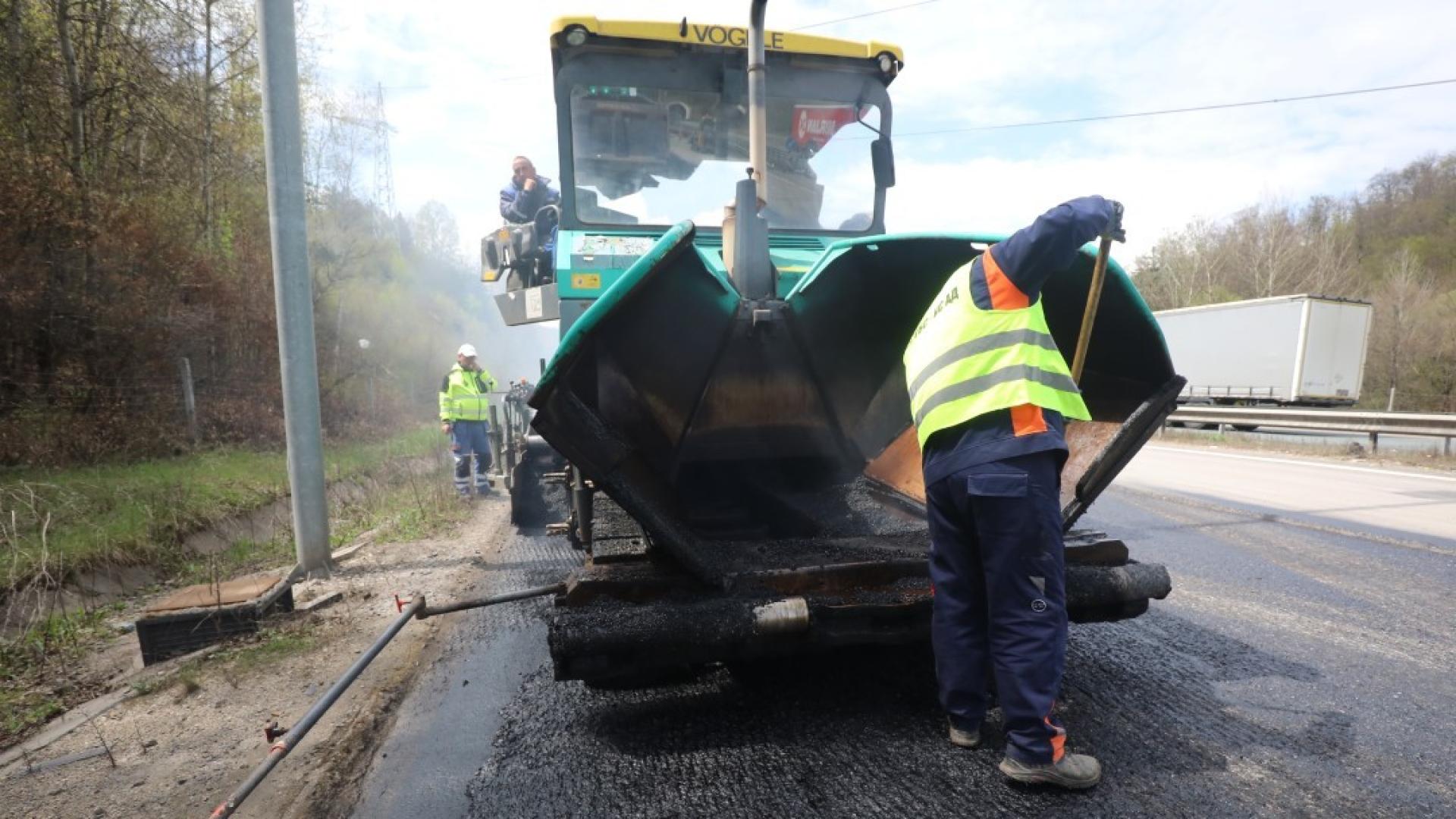 Днес и утре ще бъдат извършени ремонти по пътната настилка