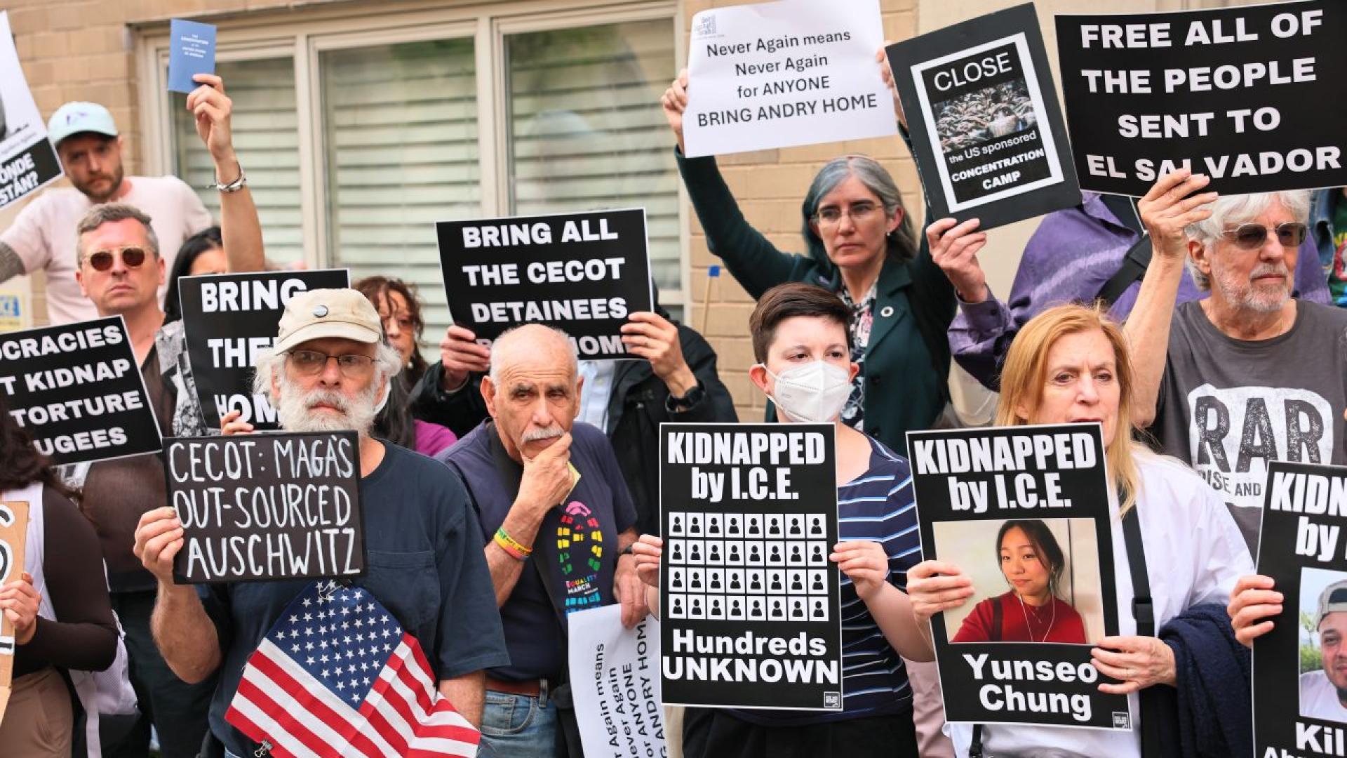 Три деца които са граждани на САЩ бяха депортирани в