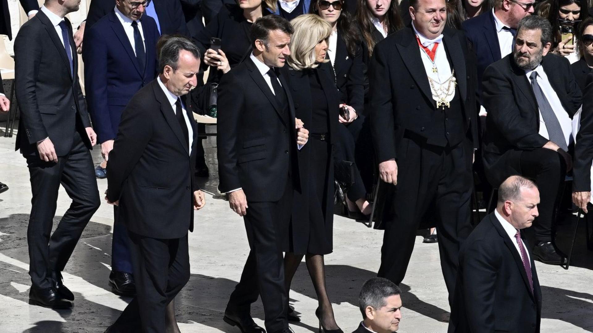 Първата дама на Франция Брижит Макрон се отклони от дрескода