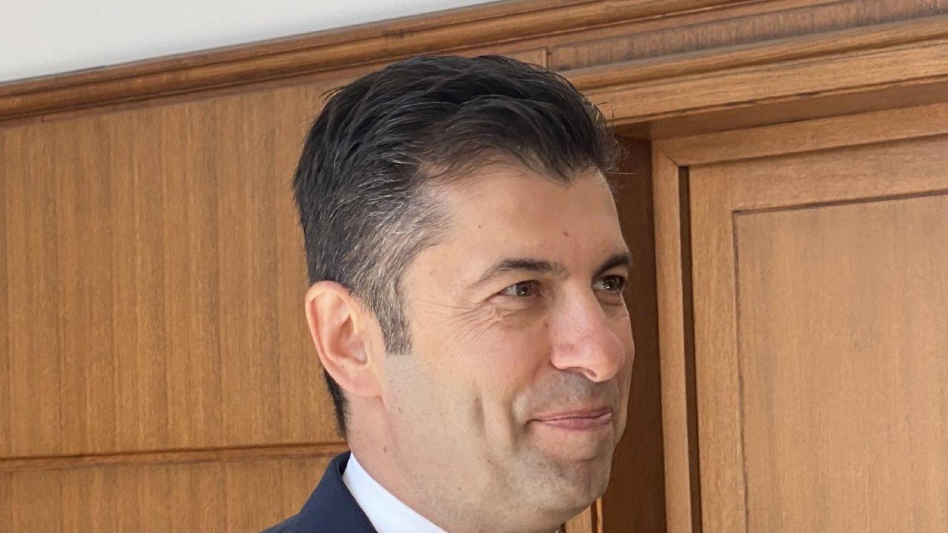 Кирил Петков днес подавам оставка  Това обяви самият той във Facebook