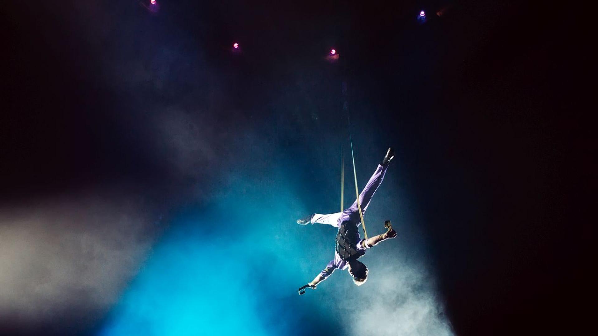 Акробат получи сериозни наранявания след като падна от почти 20