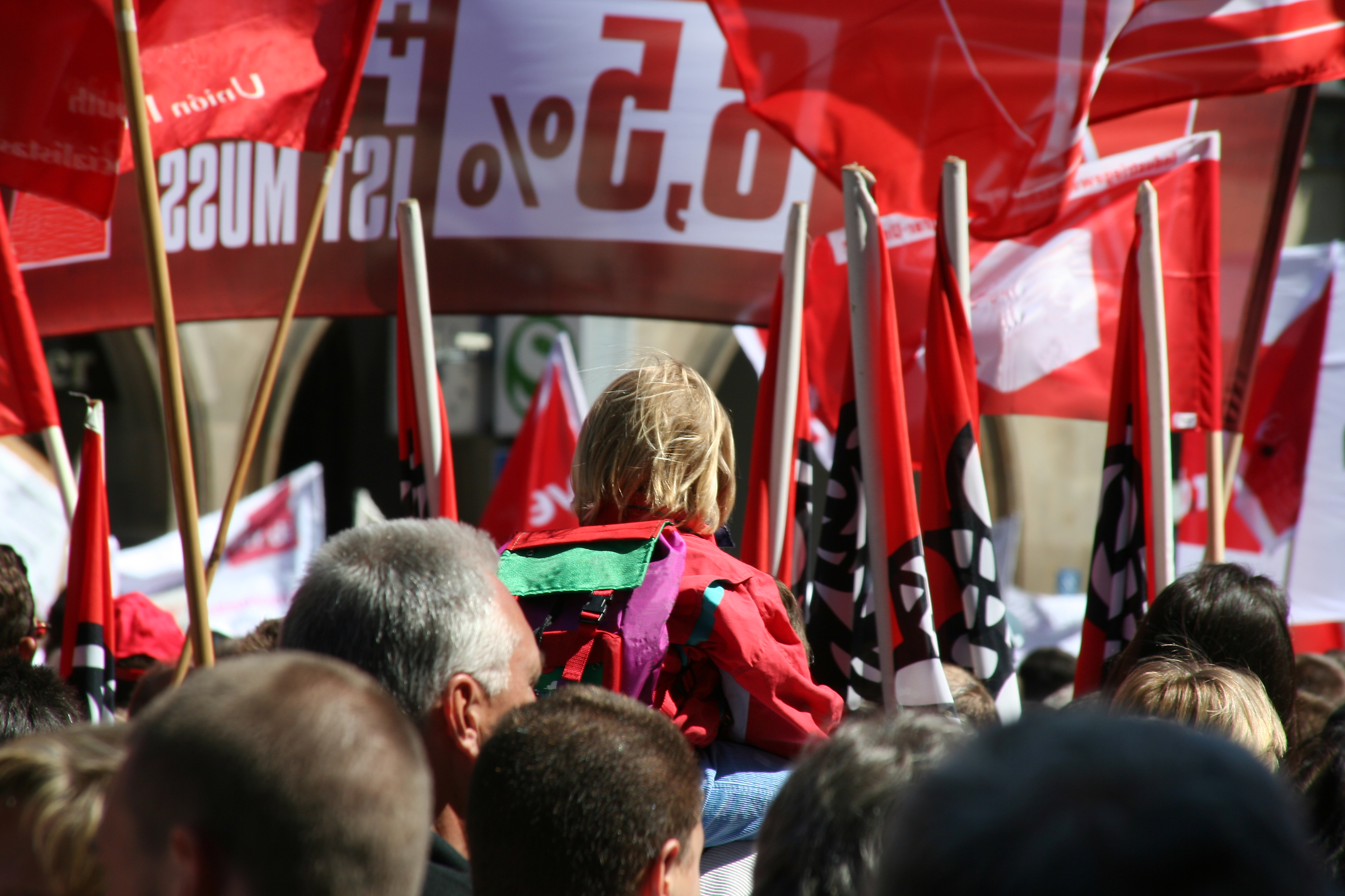 Стачки и протести блокират Европа на 1 май