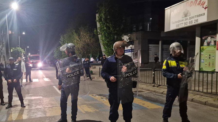 Напрежението на протеста в Хасково ескалира, замеряха полицейското управление с камъни