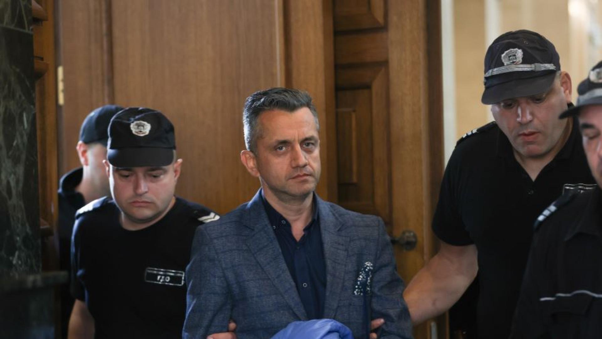 Съдът отново разглежда постоянното задържане на директора на митницата в