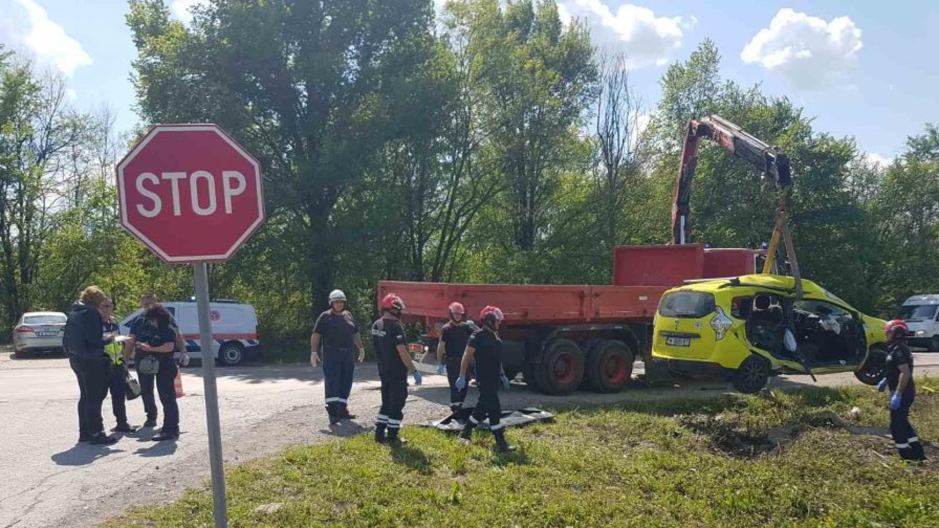 Таксиметровият автомобил е отнел предимството на камиона преди тежката катастрофа с три