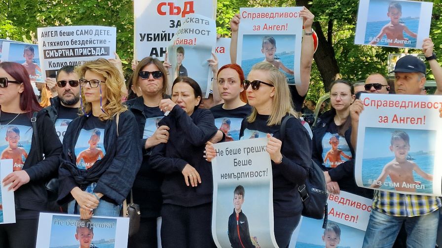 "Убийци", "Искаме съд": Напрежение на протеста заради смъртта на 6-годишния Ангел