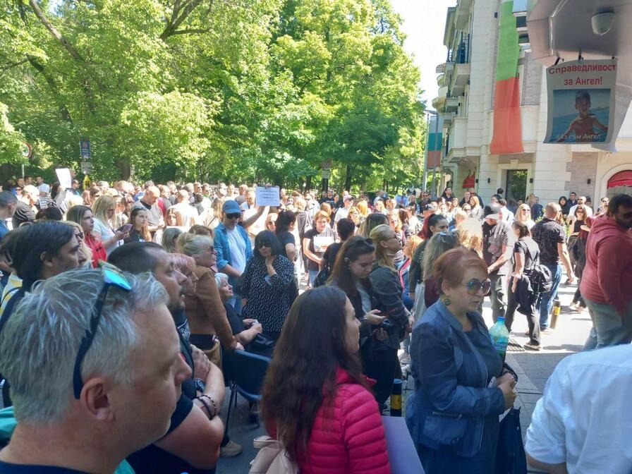 <p>Близки на 6-годишния Ангел щурмуваха клиниката, в която детето почина</p>