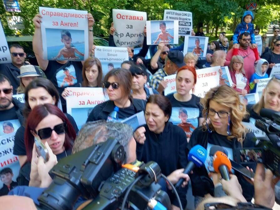 <p>Близки на 6-годишния Ангел щурмуваха клиниката, в която детето почина</p>