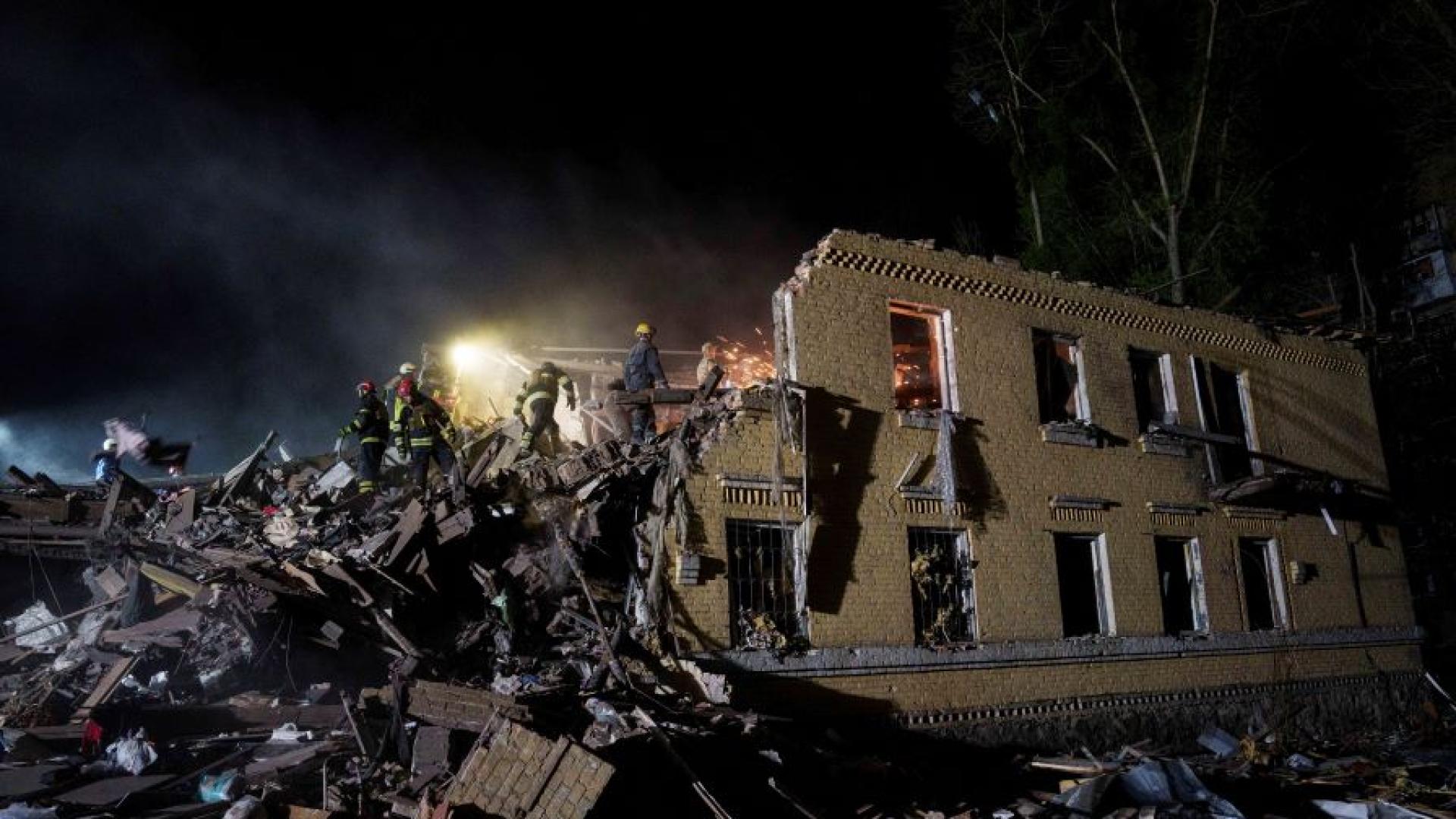 Няколко жилищни сгради бяха повредени а автомобили се запалиха в