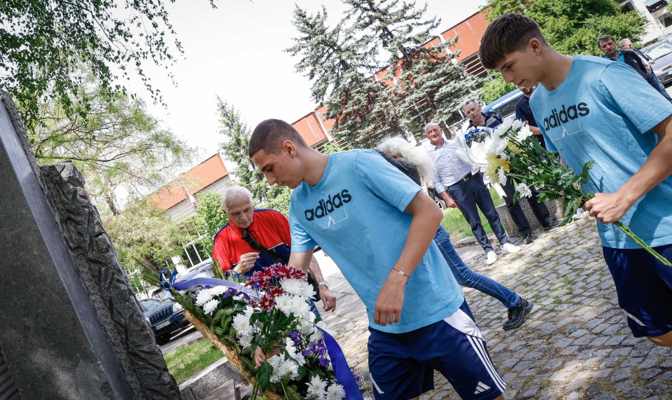 Поднасяне на венци на паметника на Гунди1