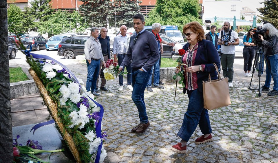 Поднасяне на венци на паметника на Гунди1