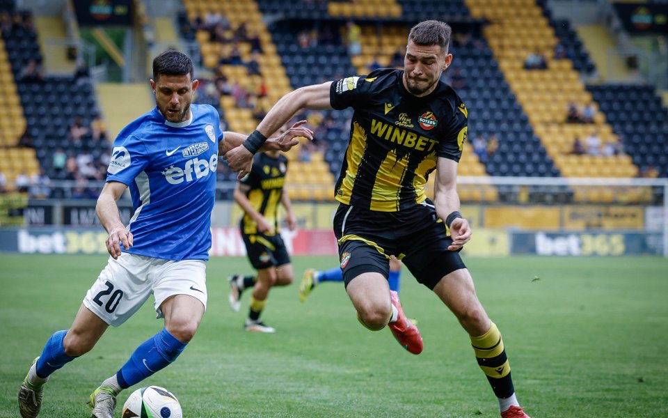 Седем минути по-късно Ивелин Попов удвои. Андрей Йорданов проби отляво