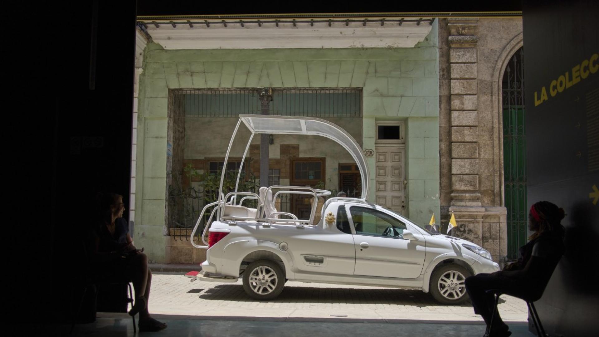 Един от папамобилите на покойния папа Франциск е предоставен за