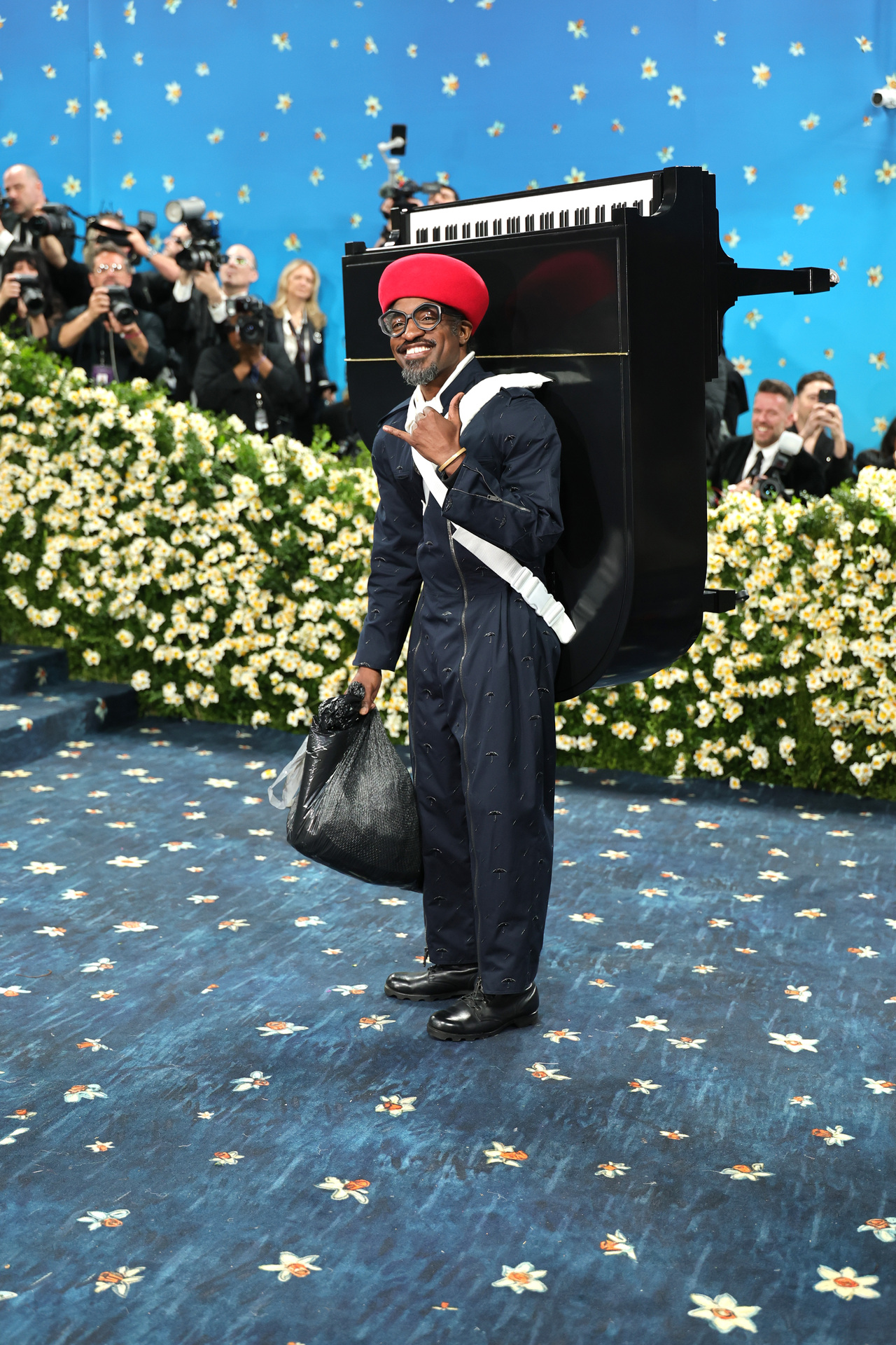<p>Andr&eacute; 3000 се появи с роял на гърба си на Met Gala 2025</p>