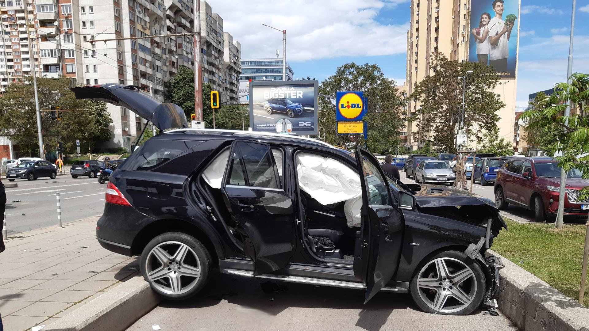 Катастрофа с най малко 6 автомобила стана на бул Скобелев в