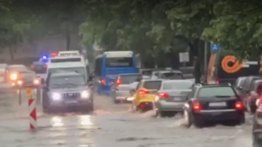 Паднали дървета, наводнения, силна буря удари Хасково