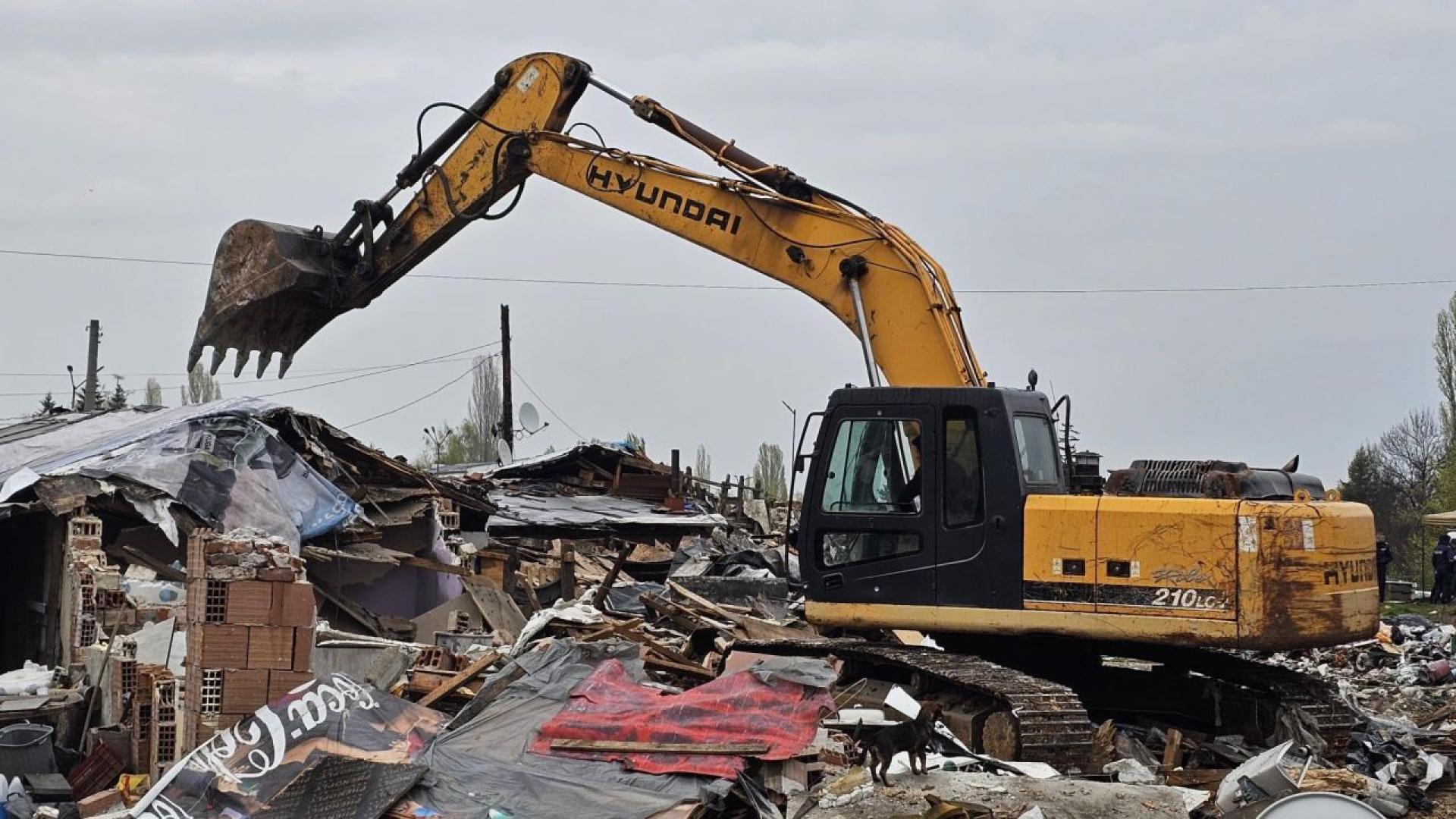 Хората чиито къщи бяха премахнати от квартал Захарна фабрика излизат