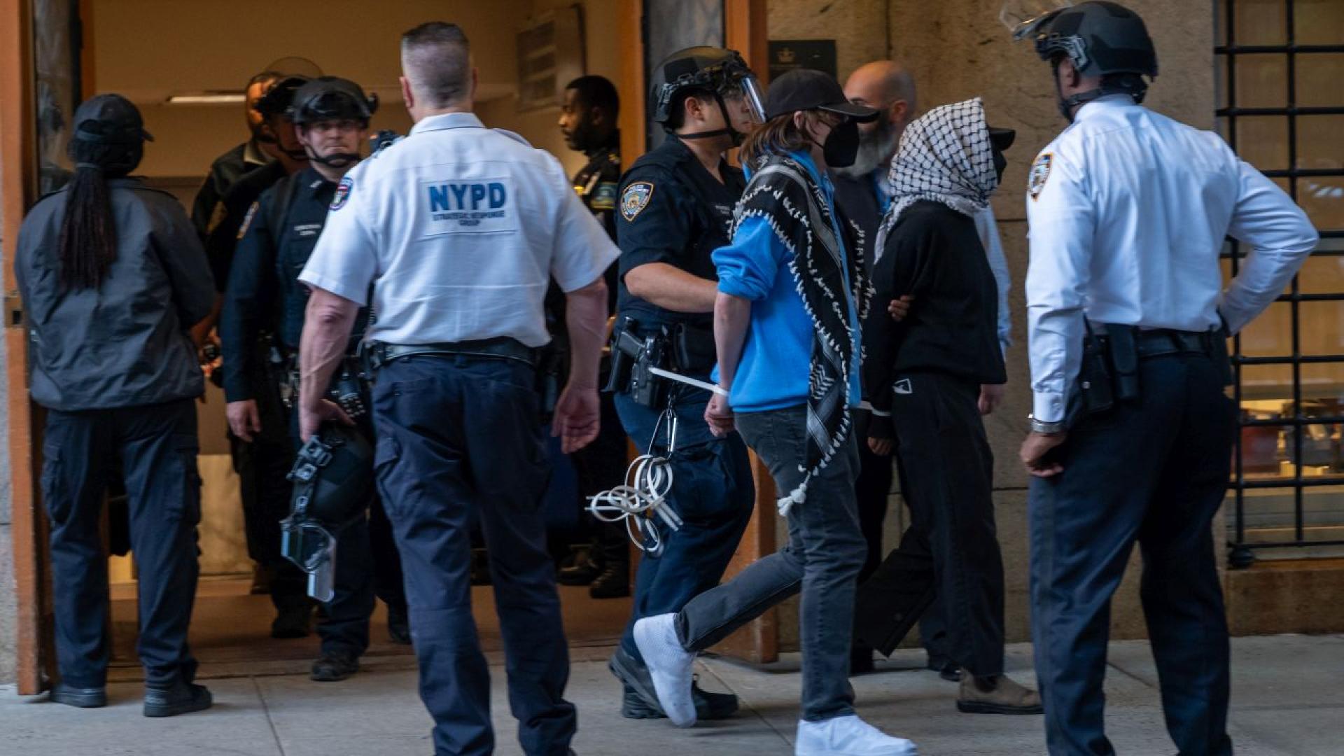 Нюйоркската полиция арестува десетки пропалестински протестиращи след като те окупираха