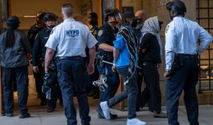 <p>Десетки протестиращи бяха арестувани в Колумбийския университет</p>