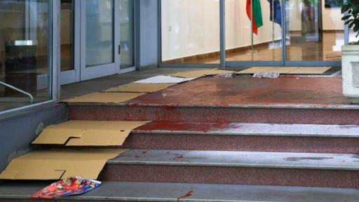Заляха с червена боя входа на Министерството на културата, има задържан