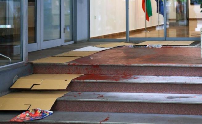 Заляха с червена боя входа на Министерството на културата, има задържан