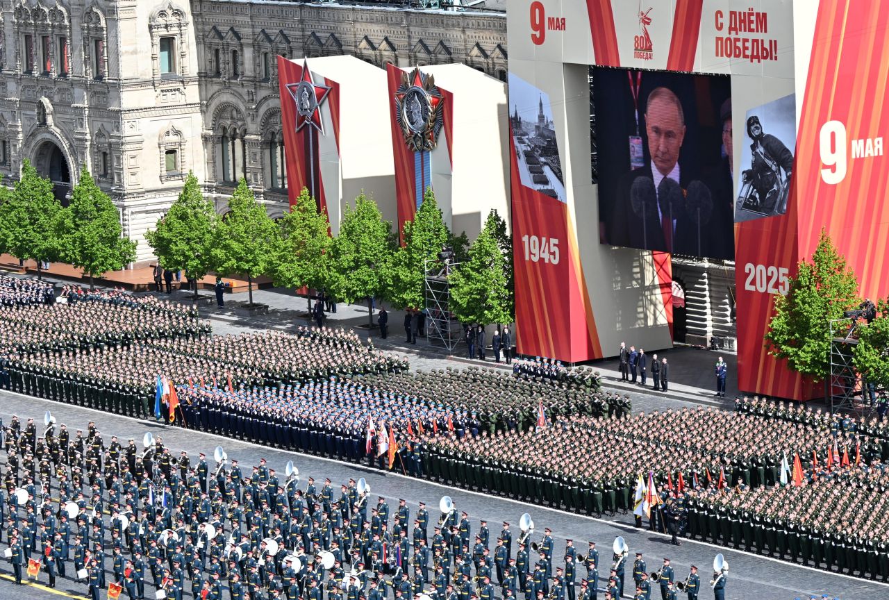 <p>Червеният площад в марш: Най-впечатляващите кадри от парада в Москва</p>