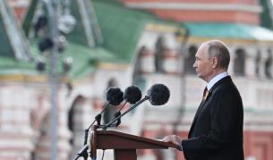 <p>Посланието на Путин от Червения площад</p>