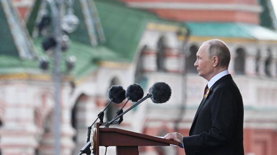 <p>Посланието на Путин от Червения площад</p>