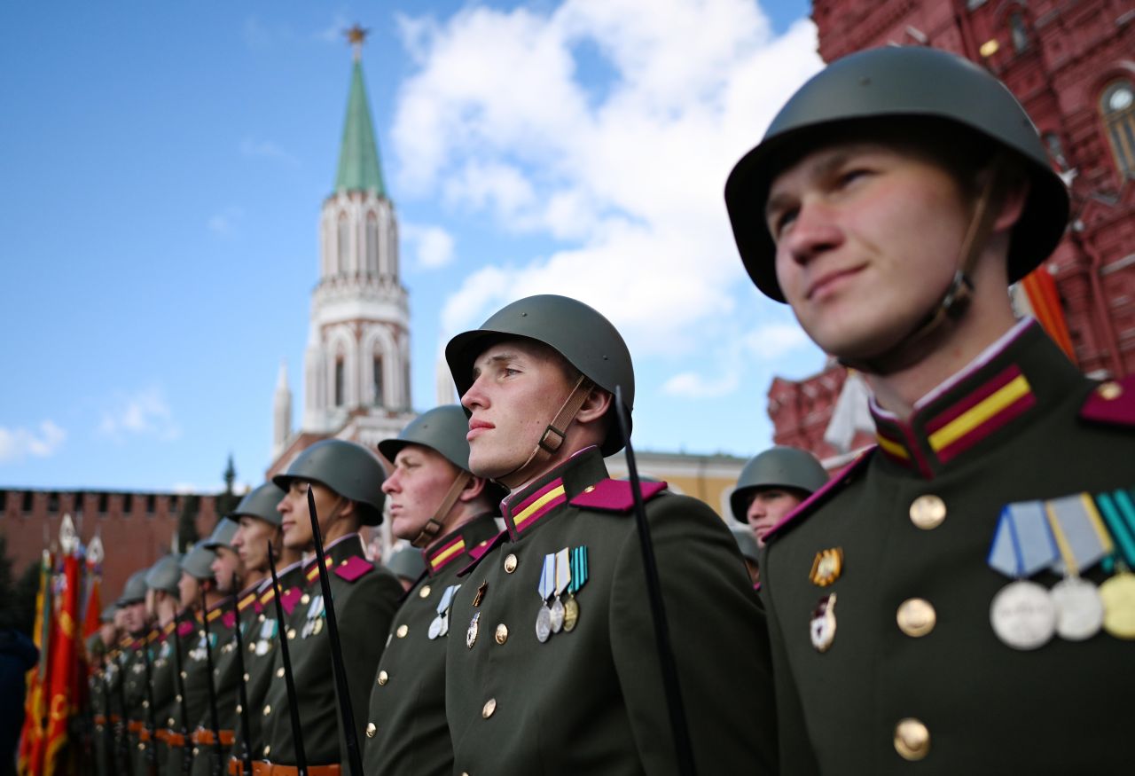 <p>Червеният площад в марш: Най-впечатляващите кадри от парада в Москва</p>