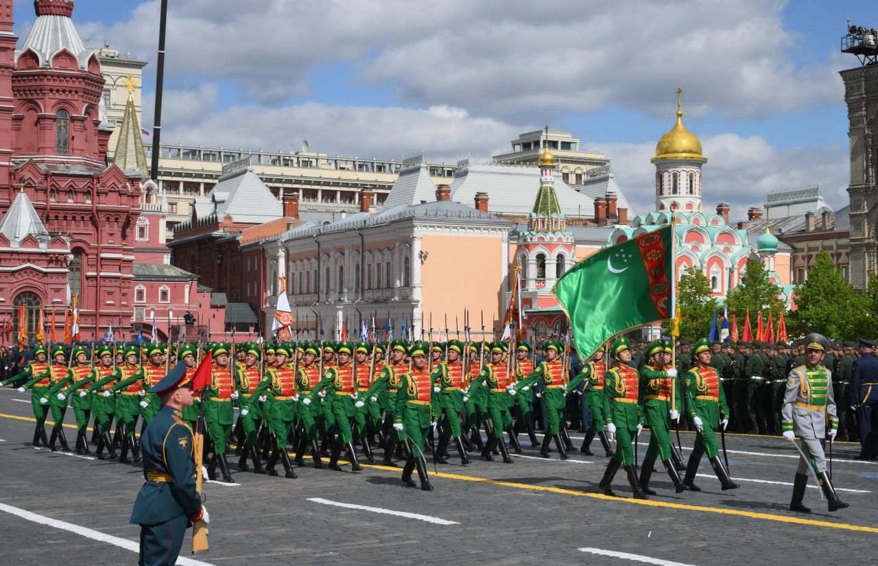 Червеният площад в марш: Най-впечатляващите кадри от парада в Москва