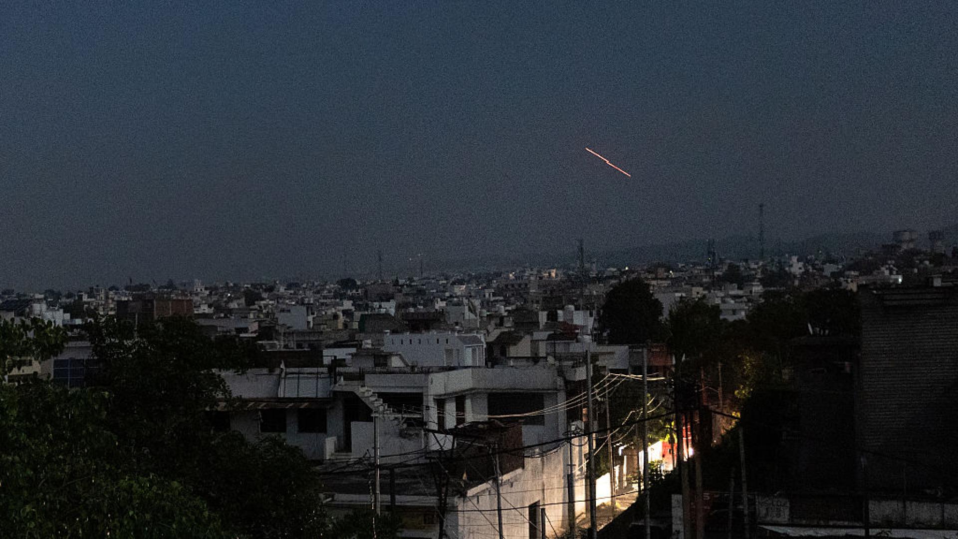 Пакистан обяви че Индия е изстреляла ракети по негови ключови