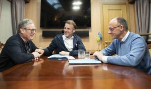 Премиерът на Великобритания Кийр Стармър, президентът на Франция Еманюел Макрон и канцлерът на Германия Фридрих Мерц пътуват за Киев