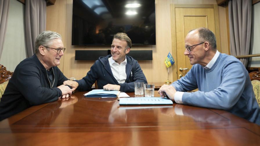 Премиерът на Великобритания Кийр Стармър, президентът на Франция Еманюел Макрон и канцлерът на Германия Фридрих Мерц пътуват за Киев
