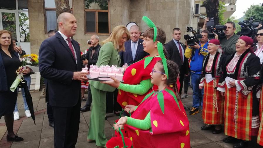 Президентът Румен Радев и първата дама Десислава Радева на фестивала на ягодата в Кричим